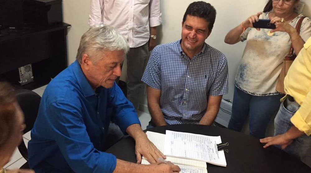 O prefeito de Maceió, Rui Palmeira, e o ex-governador Teotonio Vilela, ambos do PSDB, desistiram, respectivamente, de disputar o governo e o Senado em Alagoas nas eleições deste ano; decisão enfraqueceu o grupo de oposição e está levando os dois tucanos para o enfrentamento; enquanto Rui defende o deputado estadual Rodrigo Cunha (PSD) para disputar o governo, Vilela trabalha para que Cunha dispute o Senado (Foto: Voney Malta) O prefeito de Maceió, Rui Palmeira, e o ex-governador Teotonio Vilela, ambos do PSDB, desistiram, respectivamente, de disputar o governo e o Senado em Alagoas nas eleições deste ano; decisão enfraqueceu o grupo de oposição e está levando os dois tucanos para o enfrentamento; enquanto Rui defende o deputado estadual Rodrigo Cunha (PSD) para disputar o governo, Vilela trabalha para que Cunha dispute o Senado