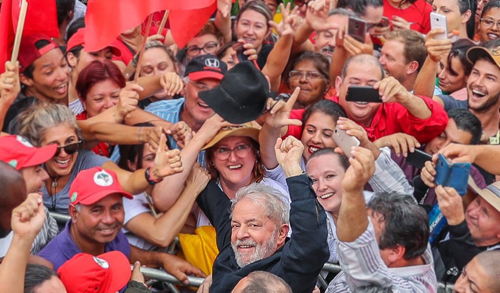 "Teremos dias difíceis, de muita instabilidade e pressões inconfessáveis até a primeira semana de abril. Não será fácil manter o acordo tácito para salvar a política. Numa situação normal diria que o ex-presidente seria preso e não sairia da cadeia antes das eleições. É a lógica natural do Golpe. Mas é normal um menino sair de pau de arara do interior de Pernambuco para se tornar o Presidente da República mais popular do planeta? Aguardemos os fatos, em se tratando de Lula, tudo pode acontecer", diz Ricardo Cappelli (Foto: Ricardo Cappelli) "Teremos dias difíceis, de muita instabilidade e pressões inconfessáveis até a primeira semana de abril. Não será fácil manter o acordo tácito para salvar a política. Numa situação normal diria que o ex-presidente seria preso e não sairia da cadeia antes das eleições. É a lógica natural do Golpe. Mas é normal um menino sair de pau de arara do interior de Pernambuco para se tornar o Presidente da República mais popular do planeta? Aguardemos os fatos, em se tratando de Lula, tudo pode acontecer", diz Ricardo Cappelli