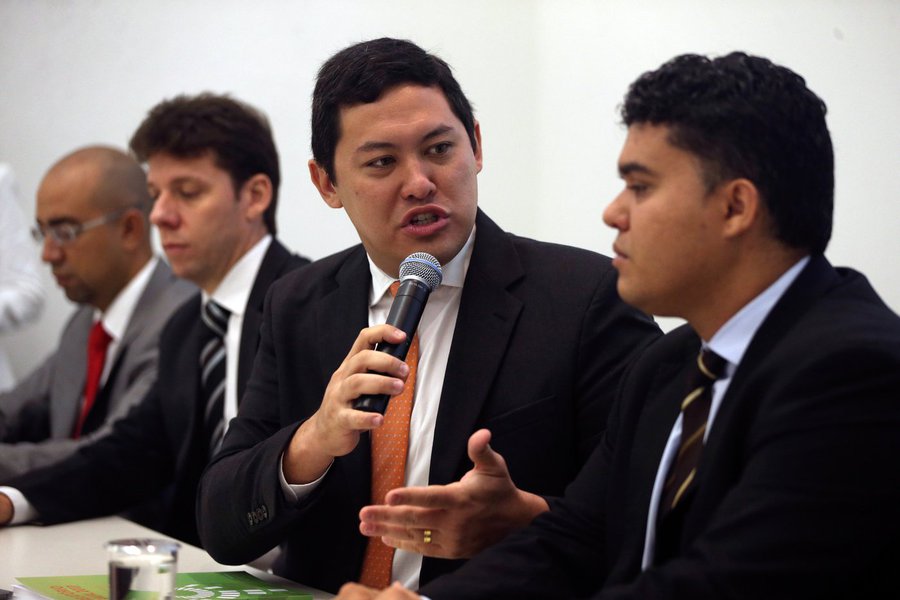 Ministro interno do Trabalho, Helton Yomura, tem como um de seus assessores o funcionário Arilson Vieira da Silva, que foi denunciado pelo Ministério Público de Goiás pelos crimes de falsidade ideológica e peculato por envolvimento em suposto esquema de fraudes e desvios em um hospital de combate ao câncer de Goiânia (Foto: Paulo Emílio) Ministro interno do Trabalho, Helton Yomura, tem como um de seus assessores o funcionário Arilson Vieira da Silva, que foi denunciado pelo Ministério Público de Goiás pelos crimes de falsidade ideológica e peculato por envolvimento em suposto esquema de fraudes e desvios em um hospital de combate ao câncer de Goiânia