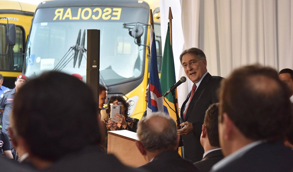 Governador Fernando entrega de ônibus escolares aos municípios Mineiros. 12-06-2018- Patos de Minas Foto: Manoel Marques/imprensa-MG (Foto: Voney Malta) Governador Fernando entrega de ônibus escolares aos municípios Mineiros. 12-06-2018- Patos de Minas Foto: Manoel Marques/imprensa-MG