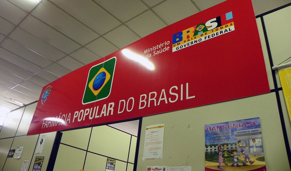 Ministério da Saúde deverá alterar o mecanismo de atuação do programa Farmácia Popular, que oferta medicamentos à população com até 90% de desconto em unidades da rede privada; setor, porém, alega que as mudanças poderão levar ao descredenciamento de centenas dos cerca de 31 mil estabelecimentos conveniados; novas regras deverão ser publicadas nesta segunda-feira (26) por meio de uma portaria (Foto: Paulo Emílio) Ministério da Saúde deverá alterar o mecanismo de atuação do programa Farmácia Popular, que oferta medicamentos à população com até 90% de desconto em unidades da rede privada; setor, porém, alega que as mudanças poderão levar ao descredenciamento de centenas dos cerca de 31 mil estabelecimentos conveniados; novas regras deverão ser publicadas nesta segunda-feira (26) por meio de uma portaria