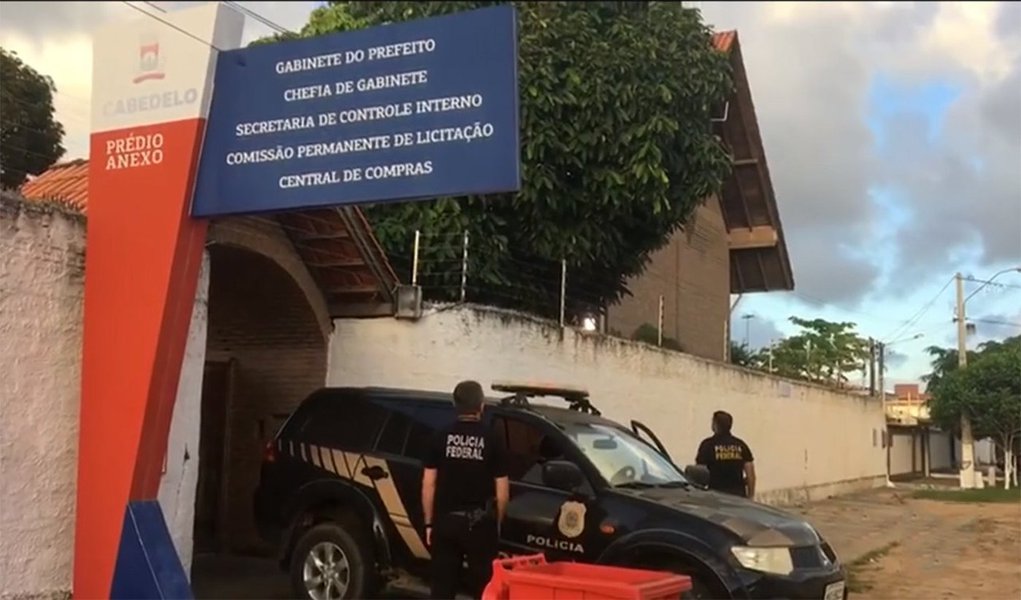 Polícia Federal deflagrou a Operação Xeque-Mate visando desarticular um esquema de corrupção na cidade paraibana de Cabedelo. O município, na Região Metropolitana de João Pessoa, possui o maior terceiro maior Produto Interno Bruto (PIB) da Paraíba; prefeito Leto Viana (PRP), o vice-prefeito e cinco vereadores foram presos e outros 85 servidores municipais foram afastados por determinação judicial; estimativa é que o esquema tenha movimentado cerca de R$ 18 milhões (Foto: Paulo Emílio) Polícia Federal deflagrou a Operação Xeque-Mate visando desarticular um esquema de corrupção na cidade paraibana de Cabedelo. O município, na Região Metropolitana de João Pessoa, possui o maior terceiro maior Produto Interno Bruto (PIB) da Paraíba; prefeito Leto Viana (PRP), o vice-prefeito e cinco vereadores foram presos e outros 85 servidores municipais foram afastados por determinação judicial; estimativa é que o esquema tenha movimentado cerca de R$ 18 milhões