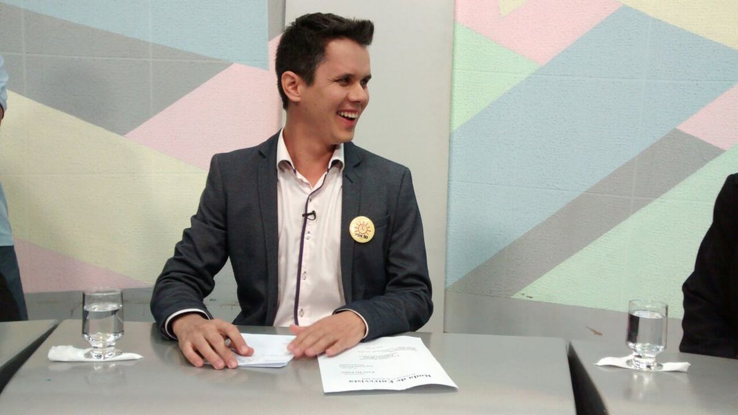 O pré-candidato do PSOL ao governo de Goiás, Fabrício Rosa, emitiu opiniões fortes durante sua participação no Roda de Entrevista, da nova TBC; o ponto mais crítico da conversa foi quando fez análise de três personagens da política goiana e nacional: os deputados federais Jair Bolsonaro e Delegado Waldir, ambos do PSL, e o senador goiano Ronaldo Caiado (DEM); ao comentar sobre o presidenciável Bolsonaro, o pré-candidato do PSOL, que também é policial rodoviário federal, foi duro; "Bolsonaro é um criminoso. Ele comete crimes de ódio" (Foto: José Barbacena) O pré-candidato do PSOL ao governo de Goiás, Fabrício Rosa, emitiu opiniões fortes durante sua participação no Roda de Entrevista, da nova TBC; o ponto mais crítico da conversa foi quando fez análise de três personagens da política goiana e nacional: os deputados federais Jair Bolsonaro e Delegado Waldir, ambos do PSL, e o senador goiano Ronaldo Caiado (DEM); ao comentar sobre o presidenciável Bolsonaro, o pré-candidato do PSOL, que também é policial rodoviário federal, foi duro; "Bolsonaro é um criminoso. Ele comete crimes de ódio"