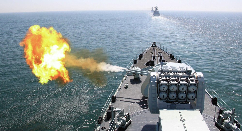 Quase 50 navios e submarinos, mais de 70 caças e 10 mil marinheiros foram postos em alerta pelo líder chinês no mar do Sul da China em preparação a manobras em grande escala no mar do Sul da China; ultimamente, os Estados Unidos têm agravado a situação em torno de Taiwan e o Ministério da Defesa chinês qualificou esta lei de interferência na política interna da China e uma ameaça ao desenvolvimento das relações entre as Forças Armadas dos dois países (Foto: Paulo Emílio) Quase 50 navios e submarinos, mais de 70 caças e 10 mil marinheiros foram postos em alerta pelo líder chinês no mar do Sul da China em preparação a manobras em grande escala no mar do Sul da China; ultimamente, os Estados Unidos têm agravado a situação em torno de Taiwan e o Ministério da Defesa chinês qualificou esta lei de interferência na política interna da China e uma ameaça ao desenvolvimento das relações entre as Forças Armadas dos dois países