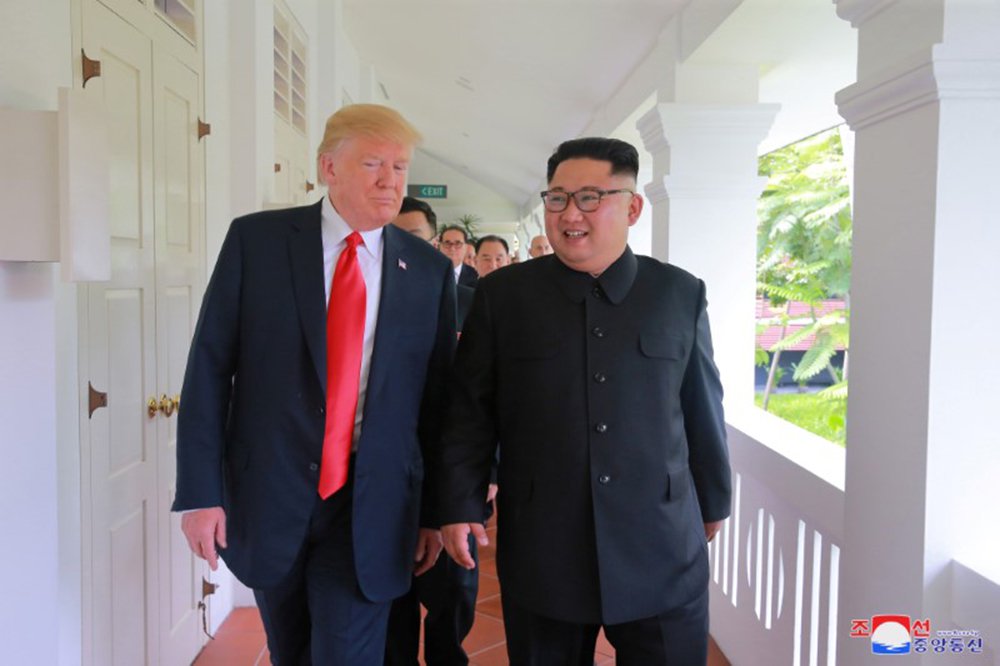 Trump e Kim Jong Un conversam em Cingapura 12/6/2018 KCNA via REUTERS (Foto: Paulo Emílio) Trump e Kim Jong Un conversam em Cingapura 12/6/2018 KCNA via REUTERS
