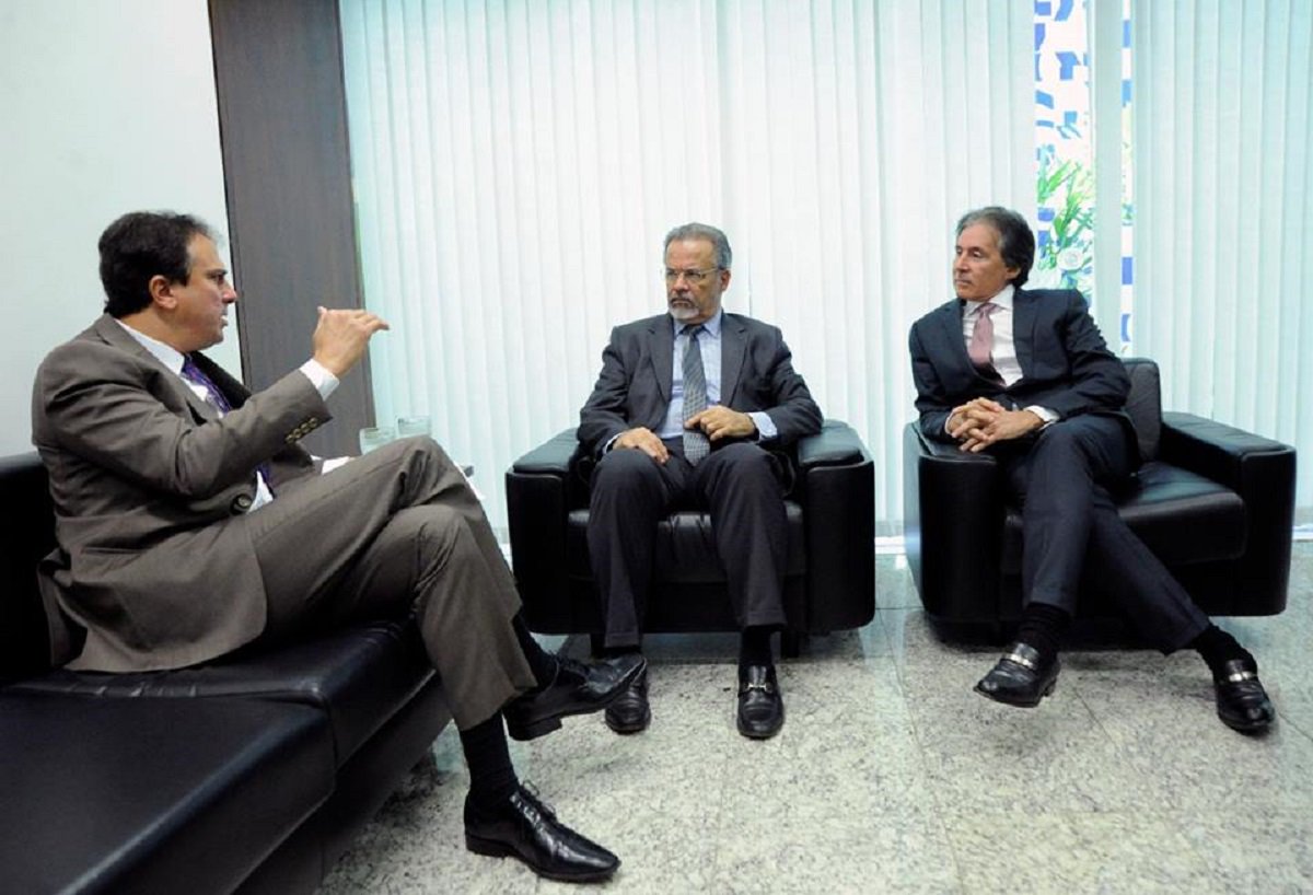 O governador Camilo Santana esteve reunido nesta quinta-feira, em Brasília, com o ministro da Segurança Pública, Raul Jungmann, e com o presidente do Congresso Nacional, Eunício Oliveira.Na reunião foi discutida a operacionalização do Centro de Inteligência do Nordeste e a liberação de 13 mil armas que foram adquiridas pelo Estado e que aguardam a liberação do Exército (Foto: Fatima 247) O governador Camilo Santana esteve reunido nesta quinta-feira, em Brasília, com o ministro da Segurança Pública, Raul Jungmann, e com o presidente do Congresso Nacional, Eunício Oliveira.Na reunião foi discutida a operacionalização do Centro de Inteligência do Nordeste e a liberação de 13 mil armas que foram adquiridas pelo Estado e que aguardam a liberação do Exército