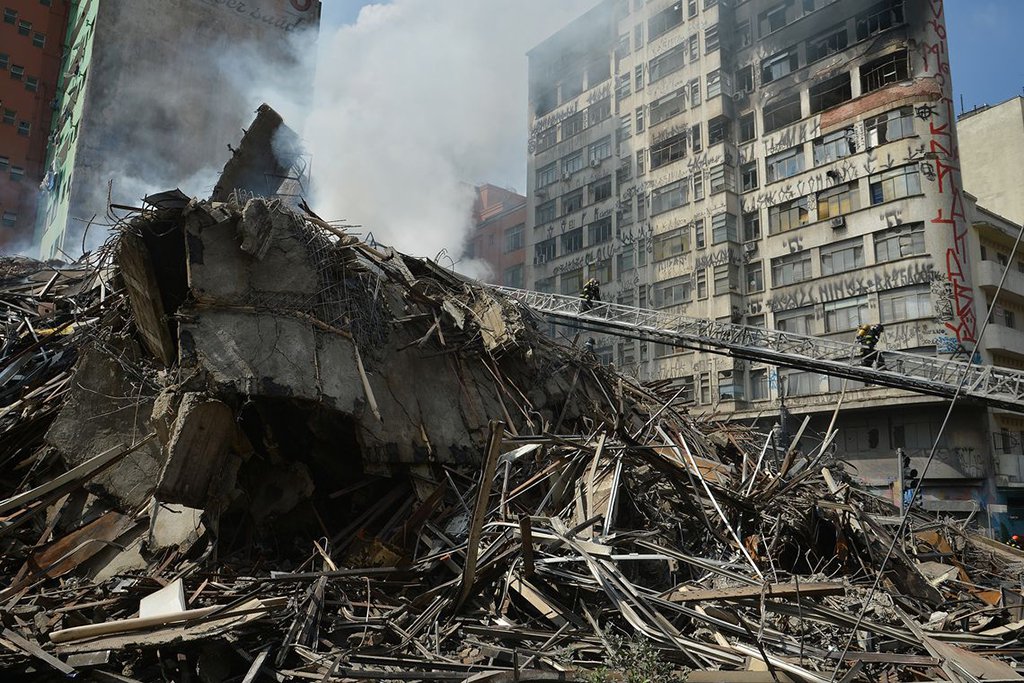 Prédio de 26 andares em chamas desaba em São Paulo (Foto: Leonardo Lucena) Prédio de 26 andares em chamas desaba em São Paulo