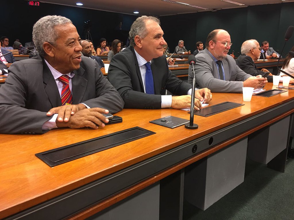 O deputado federal Nelson Pelegrino (PT-BA) entregou requerimento ao presidente da Petrobras, Pedro Parente, com 29 questionamentos sobre o fechamento das unidades da Fábrica de Fertilizantes Nitrogenados (Fafen); o congressista incluiu a representação dos trabalhadores, com a participação da Federação Única dos Petroleiros, no Grupo de Trabalho (GT) que tratará do futuro das unidades, situadas em Camaçari (Bahia) e em Laranjeiras (Sergipe) (Foto: Leonardo Lucena) O deputado federal Nelson Pelegrino (PT-BA) entregou requerimento ao presidente da Petrobras, Pedro Parente, com 29 questionamentos sobre o fechamento das unidades da Fábrica de Fertilizantes Nitrogenados (Fafen); o congressista incluiu a representação dos trabalhadores, com a participação da Federação Única dos Petroleiros, no Grupo de Trabalho (GT) que tratará do futuro das unidades, situadas em Camaçari (Bahia) e em Laranjeiras (Sergipe)