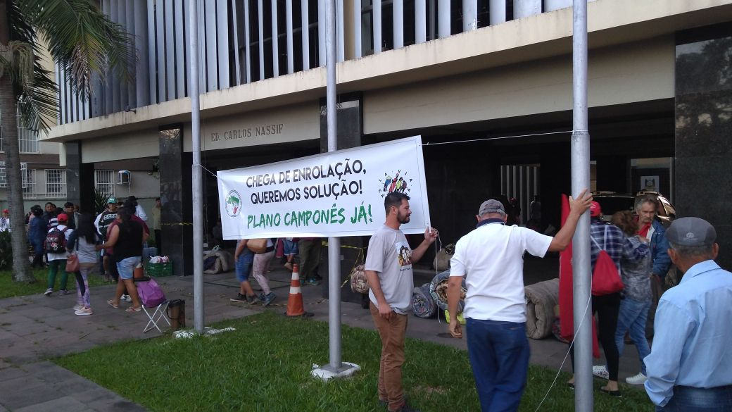 Cerca de 500 trabalhadores ligados à Via Campesina ocupam desde o início da manhã desta quarta-feira (18) a Secretaria de Desenvolvimento Rural, Pesca e Cooperativismo (SDR) do Rio Grande do Sul; eles exigem a continuidade da execução do Programa Camponês, uma solução urgente para o problema da estiagem que atinge vários municípios da metade Sul e a assinatura imediata dos contratos de uma chamada pública para compra de alimentos da agricultura familiar; para o MST, a mobilização faz parte da Jornada Nacional de Luta pela Reforma Agrária (Foto: Gustavo Conde) Cerca de 500 trabalhadores ligados à Via Campesina ocupam desde o início da manhã desta quarta-feira (18) a Secretaria de Desenvolvimento Rural, Pesca e Cooperativismo (SDR) do Rio Grande do Sul; eles exigem a continuidade da execução do Programa Camponês, uma solução urgente para o problema da estiagem que atinge vários municípios da metade Sul e a assinatura imediata dos contratos de uma chamada pública para compra de alimentos da agricultura familiar; para o MST, a mobilização faz parte da Jornada Nacional de Luta pela Reforma Agrária