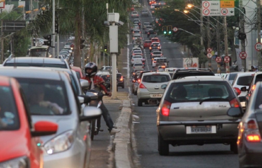 A partir do ano que vem, mais de 750 mil veículos com no mínimo dez anos de uso terão isenção no pagamento do Imposto sobre a Propriedade de Veículos Automotores (IPVA) em Goiás; alteração foi prevista na lei que criou a concessão de seis rodovias no Estado; sancionada pelo governador Marconi Perillo (PSDB) no dia 1º de fevereiro deste ano, a lei passa a ter efeito em 2019; nela foi incluída uma emenda parlamentar mudando a isenção do IPVA. De acordo com a Secretaria da Fazenda (Sefaz), o Código Tributário Estadual (CTE) prevê que o fato gerador do IPVA para veículos usados é no dia 1º de janeiro de cada exercício (Foto: José Barbacena) A partir do ano que vem, mais de 750 mil veículos com no mínimo dez anos de uso terão isenção no pagamento do Imposto sobre a Propriedade de Veículos Automotores (IPVA) em Goiás; alteração foi prevista na lei que criou a concessão de seis rodovias no Estado; sancionada pelo governador Marconi Perillo (PSDB) no dia 1º de fevereiro deste ano, a lei passa a ter efeito em 2019; nela foi incluída uma emenda parlamentar mudando a isenção do IPVA. De acordo com a Secretaria da Fazenda (Sefaz), o Código Tributário Estadual (CTE) prevê que o fato gerador do IPVA para veículos usados é no dia 1º de janeiro de cada exercício