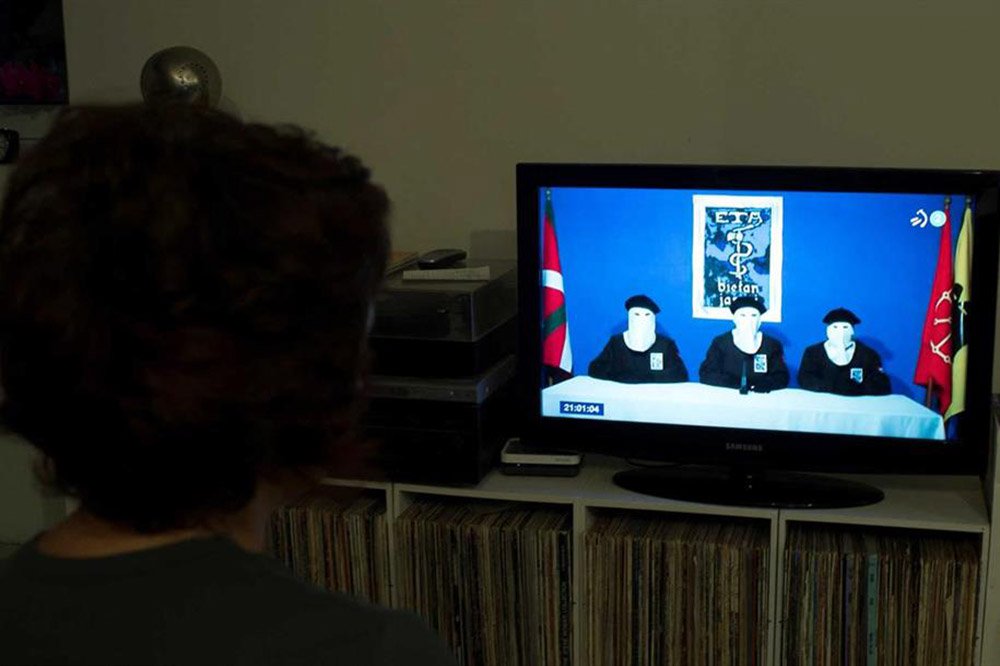 De acordo com o "Jornal de Notícias", de Portugal, a organização separatista basca ETA, que defendia a independência do País Basco, anunciou, através de uma carta endereçada a instituições sociais e econômicas que decidiu dissolver "todas as suas estruturas"; datada de 16 de abril, a carta foi divulgada nesta quarta-feira e é a confirmação "definitiva" de que a organização que provocou a morte de centenas de pessoas na Espanha chegou ao fim; fim do ETA será assinalado, no próximo fim de semana, numa cerimônia a se realizar no País Basco francês (Foto: Aquiles Lins) De acordo com o "Jornal de Notícias", de Portugal, a organização separatista basca ETA, que defendia a independência do País Basco, anunciou, através de uma carta endereçada a instituições sociais e econômicas que decidiu dissolver "todas as suas estruturas"; datada de 16 de abril, a carta foi divulgada nesta quarta-feira e é a confirmação "definitiva" de que a organização que provocou a morte de centenas de pessoas na Espanha chegou ao fim; fim do ETA será assinalado, no próximo fim de semana, numa cerimônia a se realizar no País Basco francês