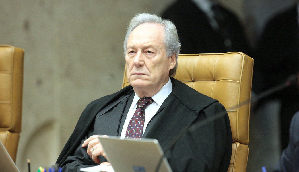O ministro Ricardo Lewandowski votou a favor da concessão de habeas corpus preventivo para evitar a execução provisória da condenação do ex-presidente Lula; "Hoje é um dia paradigmático para a história desta Suprema Corte. É um dia em que esta Suprema Corte colocou o sagrado direito à liberdade em um patamar inferior ao direito de propriedade", afirmou Lewandowski; "É possível restituir a liberdade de alguém se houver reforma da sentença condenatória no STJ ou STF com juros e correção monetária? Não. A vida e a liberdade não se repõe jamais", disse (Foto: Aquiles Lins) O ministro Ricardo Lewandowski votou a favor da concessão de habeas corpus preventivo para evitar a execução provisória da condenação do ex-presidente Lula; "Hoje é um dia paradigmático para a história desta Suprema Corte. É um dia em que esta Suprema Corte colocou o sagrado direito à liberdade em um patamar inferior ao direito de propriedade", afirmou Lewandowski; "É possível restituir a liberdade de alguém se houver reforma da sentença condenatória no STJ ou STF com juros e correção monetária? Não. A vida e a liberdade não se repõe jamais", disse