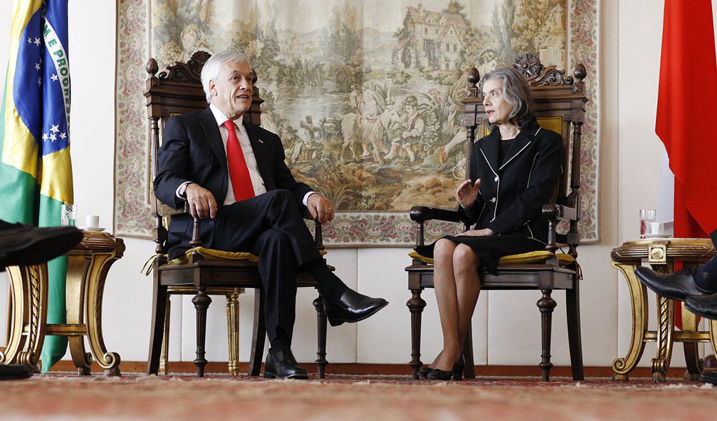 Ao ser recebido nesta sexta-feira 27 pela presidente do Supremo Tribunal Federal (STF), Cármen Lúcia, o presidente do Chile, Sebastián Piñera, indagou, em tom descontraído, e provocando uma saia justa, a quem se poderia recorrer quando a Corte falha em suas decisões; ele mesmo respondeu, apontando para cima, em referência a Deus: "À instância suprema" (Foto: Gisele Federicce) Ao ser recebido nesta sexta-feira 27 pela presidente do Supremo Tribunal Federal (STF), Cármen Lúcia, o presidente do Chile, Sebastián Piñera, indagou, em tom descontraído, e provocando uma saia justa, a quem se poderia recorrer quando a Corte falha em suas decisões; ele mesmo respondeu, apontando para cima, em referência a Deus: "À instância suprema"
