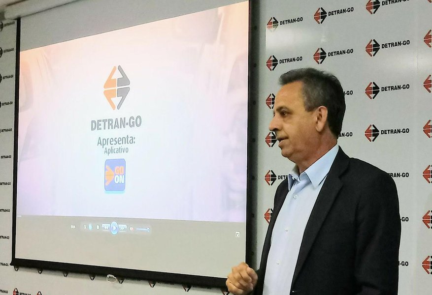 O Governo de Goiás, por meio do Detran-GO, lançou, no início da tarde desta terça-feira (27), o Detran GO ON, um aplicativo que promete revolucionar o relacionamento da autarquia com os cidadãos; além das funcionalidades já disponíveis no site, o software abre um leque de opções que vão de novos serviços a alertas de vencimento de Carteira Nacional de Habilitação ou mesmo do risco de o documento suspenso por pontuação; a ferramenta foi criada e desenvolvida pela Gerência de Tecnologia da Informação e já está disponível gratuitamente nas lojas Apple Store e Google Play com versões para Android e IOS (Foto: José Barbacena) O Governo de Goiás, por meio do Detran-GO, lançou, no início da tarde desta terça-feira (27), o Detran GO ON, um aplicativo que promete revolucionar o relacionamento da autarquia com os cidadãos; além das funcionalidades já disponíveis no site, o software abre um leque de opções que vão de novos serviços a alertas de vencimento de Carteira Nacional de Habilitação ou mesmo do risco de o documento suspenso por pontuação; a ferramenta foi criada e desenvolvida pela Gerência de Tecnologia da Informação e já está disponível gratuitamente nas lojas Apple Store e Google Play com versões para Android e IOS