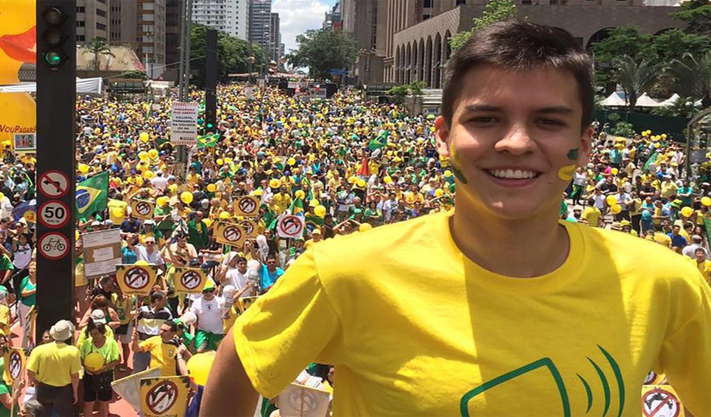 O líder nacional do movimento virtual #VemPraRua, que apoiou o impeachment da ex-presidente Dilma Rousseff (PT), Julio César Castro Lins Barroso, 19, foi nomeado como chefe de Divisão de Articulação Política no gabinete do vice-prefeito de Manaus, Marcos Rotta (PSDB), no dia 9 de janeiro de 2017, com um salário mensal de R$ 4.600; segundo servidores da Prefeitura de Manaus, Julio Lins – como é conhecido – nunca desenvolveu, em 14 meses de trabalho, uma atividade concreta na capital inerente a sua função (Foto: Aquiles Lins) O líder nacional do movimento virtual #VemPraRua, que apoiou o impeachment da ex-presidente Dilma Rousseff (PT), Julio César Castro Lins Barroso, 19, foi nomeado como chefe de Divisão de Articulação Política no gabinete do vice-prefeito de Manaus, Marcos Rotta (PSDB), no dia 9 de janeiro de 2017, com um salário mensal de R$ 4.600; segundo servidores da Prefeitura de Manaus, Julio Lins – como é conhecido – nunca desenvolveu, em 14 meses de trabalho, uma atividade concreta na capital inerente a sua função