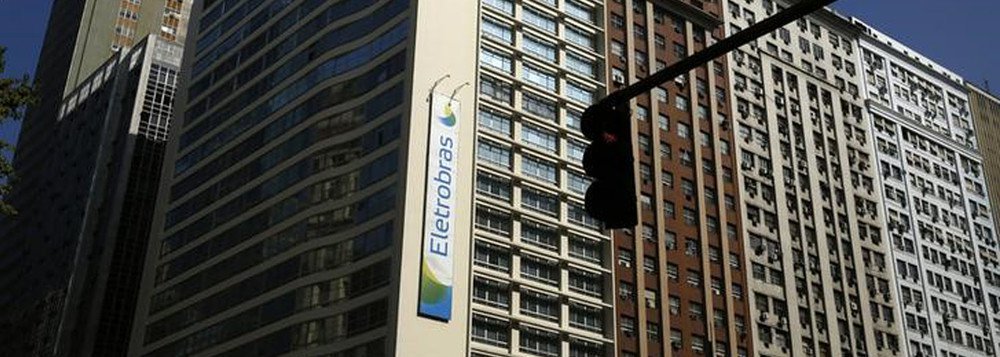 O coordenador do Coletivo Nacional dos Eletricitários (CNE), Fernando Pereira, também afirma que "sem a privatização, significa que a nossa conta de luz não vai disparar, como disparou o combustível durante a semana de greve. Esse é o nosso compromisso" (Foto: Leonardo Lucena) O coordenador do Coletivo Nacional dos Eletricitários (CNE), Fernando Pereira, também afirma que "sem a privatização, significa que a nossa conta de luz não vai disparar, como disparou o combustível durante a semana de greve. Esse é o nosso compromisso"