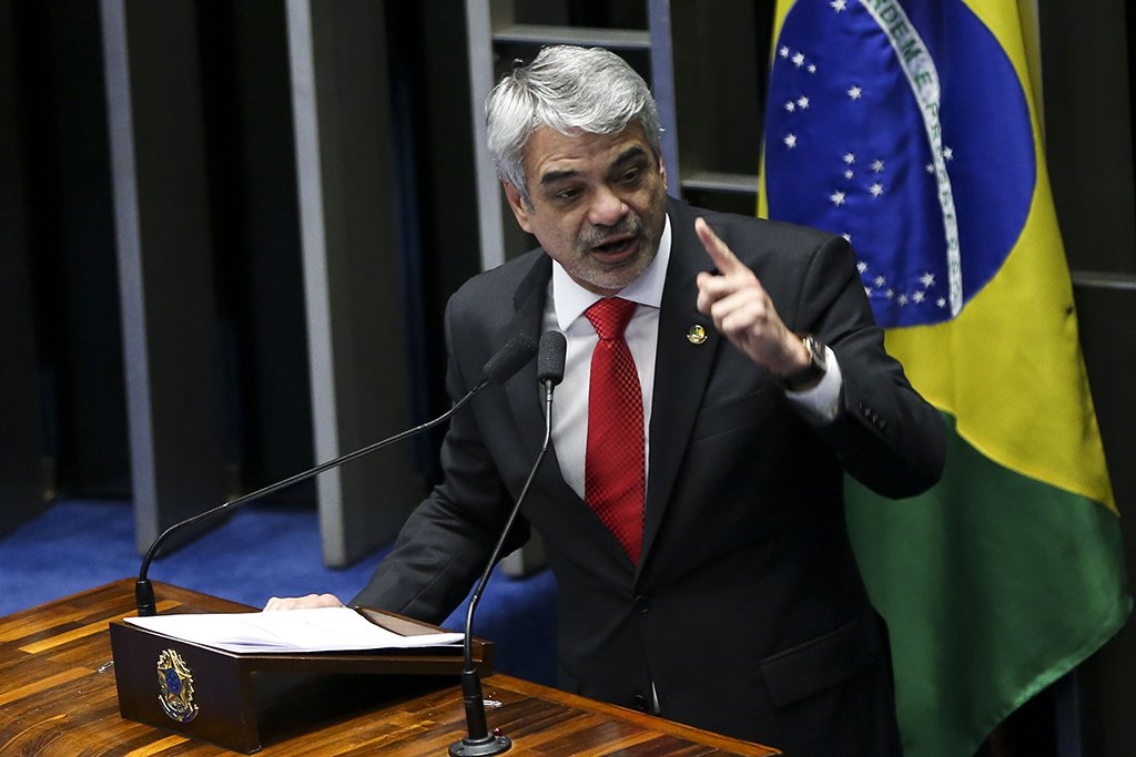 Brasília - Plenário do Senado vota o processo de impeachment de Dilma Rousseff. Na foto, o senador Humberto Costa (Marcelo Camargo/Agência Brasil) (Foto: Leonardo Lucena) Brasília - Plenário do Senado vota o processo de impeachment de Dilma Rousseff. Na foto, o senador Humberto Costa (Marcelo Camargo/Agência Brasil)