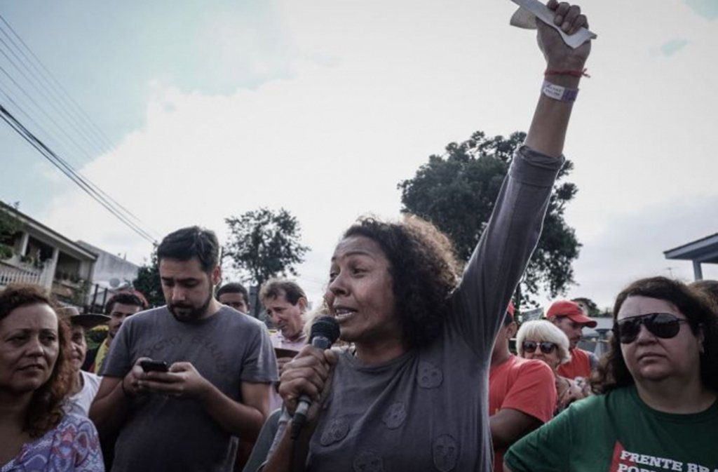 Edna Dantas, coordenadora do acampamento Marisa Letícia, alvo de tiros, disse criticou a omissão da segurança pública do Paraná; "A segurança pública está sendo omissa, ela está protegendo os nossos agressores", disse; "Estamos sendo perseguidos por defendermos uma ideia, porém as balas não irão nos calar" (Foto: Leonardo Lucena) Edna Dantas, coordenadora do acampamento Marisa Letícia, alvo de tiros, disse criticou a omissão da segurança pública do Paraná; "A segurança pública está sendo omissa, ela está protegendo os nossos agressores", disse; "Estamos sendo perseguidos por defendermos uma ideia, porém as balas não irão nos calar"