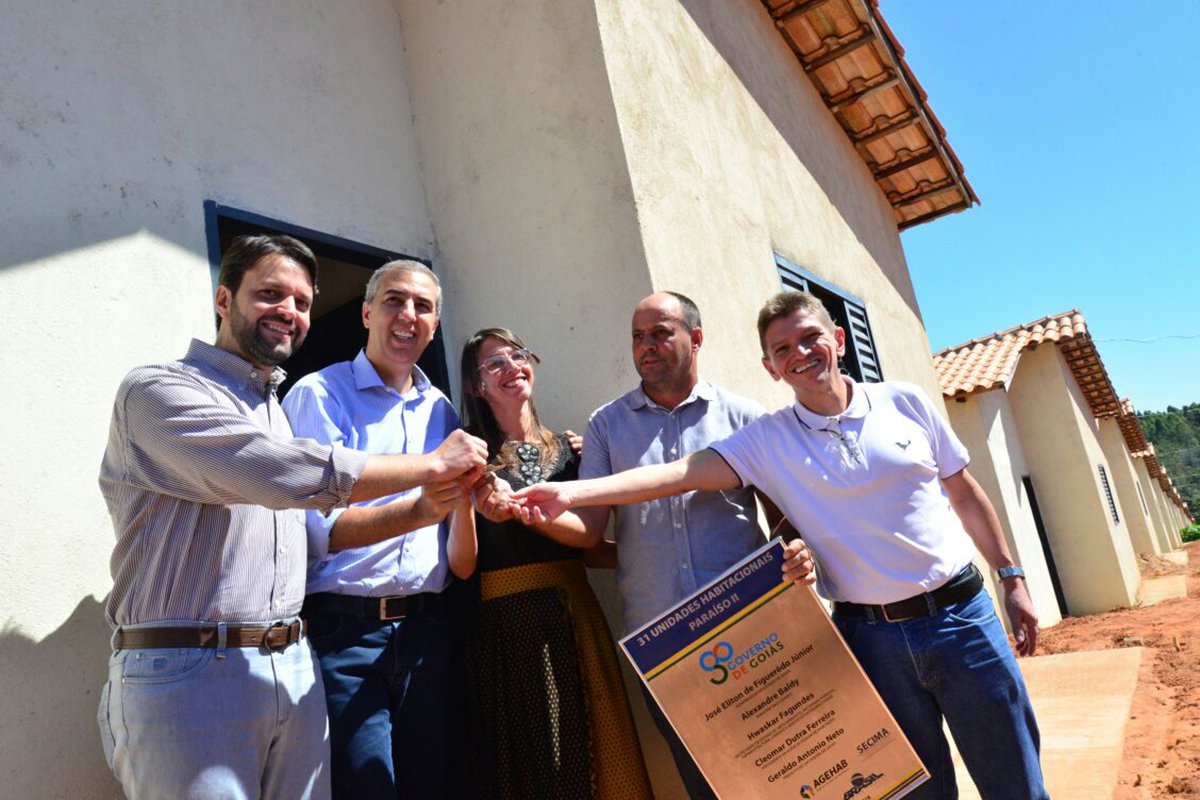 O governador José Eliton, o ministro das Cidades, Alexandre Baldy, e o presidente da Agência Goiana de Habitação (Agehab), Cleomar Dutra, entregaram na manhã deste domingo (22), 31 unidades habitacionais do Residencial Paraíso II à população de Cachoeira de Goiás; na mesma solenidade, foram entregues Passaportes do Idoso para moradores da cidade; as unidades habitacionais foram construídas por meio da parceria entre Agehab e governo federal, com recursos da conta federal Oferta Pública Sub-50/II e Cheque Mais Moradia estadual. A beneficiária Regina Carvalho recebeu a chave da casa em nome dos demais contemplados (Foto: José Barbacena) O governador José Eliton, o ministro das Cidades, Alexandre Baldy, e o presidente da Agência Goiana de Habitação (Agehab), Cleomar Dutra, entregaram na manhã deste domingo (22), 31 unidades habitacionais do Residencial Paraíso II à população de Cachoeira de Goiás; na mesma solenidade, foram entregues Passaportes do Idoso para moradores da cidade; as unidades habitacionais foram construídas por meio da parceria entre Agehab e governo federal, com recursos da conta federal Oferta Pública Sub-50/II e Cheque Mais Moradia estadual. A beneficiária Regina Carvalho recebeu a chave da casa em nome dos demais contemplados