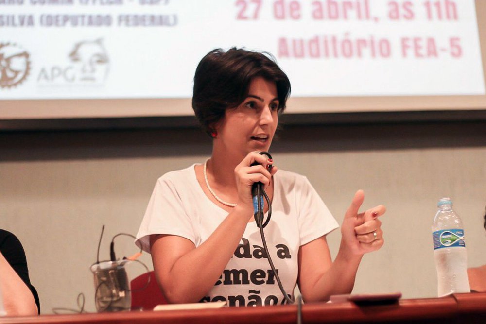 "Os tiros que atingiram duas pessoas, nessa madrugada, no Acampamento, em Curitiba, são consequência do ódio semeado nas redes e da total ausência de esclarecimento sobre o episódio similar com a caravana de Lula", criticou duramente a pré-candidata do PCdoB à presidência, Manuela D´Ávila, sobre o ataque no acampamento Marisa Letícia, onde estão os manifestantes da Vigília Lula Livre (Foto: Gisele Federicce) "Os tiros que atingiram duas pessoas, nessa madrugada, no Acampamento, em Curitiba, são consequência do ódio semeado nas redes e da total ausência de esclarecimento sobre o episódio similar com a caravana de Lula", criticou duramente a pré-candidata do PCdoB à presidência, Manuela D´Ávila, sobre o ataque no acampamento Marisa Letícia, onde estão os manifestantes da Vigília Lula Livre