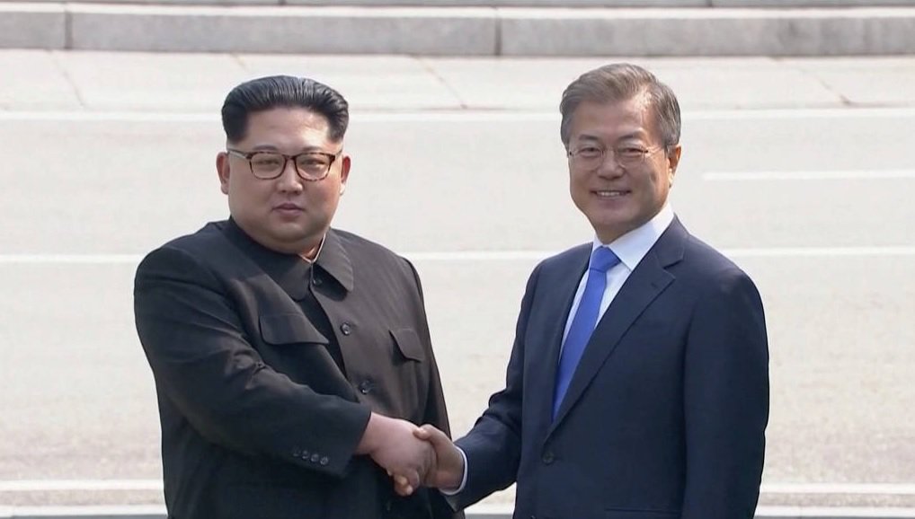 Pela primeira vez na história, dois líderes coreanos se encontraram na zona desmilitarizada que demarca a fronteira entre as duas Coreias desde a assinatura do armistício entre os países em 1953; Kim Jon-un, presidente da Coreia do Norte e Moon Jae-in, presidente da Coreia do Sul, deram-se as mãos e sorriram para câmeras do mundo inteiro; o clima foi descontraído: Kim puxou Moon para o lado norte-coreano, improvisando a cena histórica; o presidente sul-coreano disse: "fico feliz em conhecê-lo" (Foto: Gustavo Conde) Pela primeira vez na história, dois líderes coreanos se encontraram na zona desmilitarizada que demarca a fronteira entre as duas Coreias desde a assinatura do armistício entre os países em 1953; Kim Jon-un, presidente da Coreia do Norte e Moon Jae-in, presidente da Coreia do Sul, deram-se as mãos e sorriram para câmeras do mundo inteiro; o clima foi descontraído: Kim puxou Moon para o lado norte-coreano, improvisando a cena histórica; o presidente sul-coreano disse: "fico feliz em conhecê-lo"