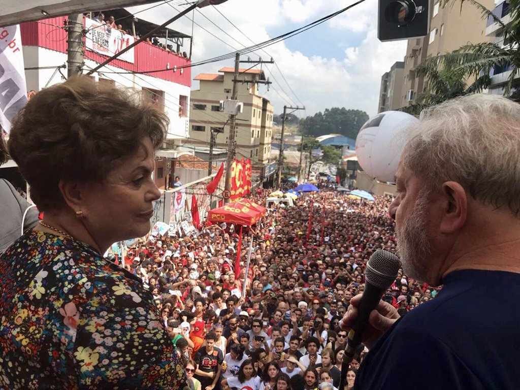 Em discurso histórico em São Bernardo do Campo (SP), o ex-presidente Lula fez uma homenagem à presidente deposta pelo golpe, Dilma Rousseff; "Quero agradecer a esta mulher. A mais injustiçada das mulheres que um dia ousaram fazer política neste País. Eu quero ser testemunha de vocês. A Dilma foi a pessoa que meu deu a tranquilidade de fazer quase tudo que eu consegui fazer na presidência da República, pela confiança, pela seriedade e pela competência técnica da Dilma. Sou grato de coração. Não teria sido o que fui sem a Dilma", disse (Foto: Leonardo Lucena) Em discurso histórico em São Bernardo do Campo (SP), o ex-presidente Lula fez uma homenagem à presidente deposta pelo golpe, Dilma Rousseff; "Quero agradecer a esta mulher. A mais injustiçada das mulheres que um dia ousaram fazer política neste País. Eu quero ser testemunha de vocês. A Dilma foi a pessoa que meu deu a tranquilidade de fazer quase tudo que eu consegui fazer na presidência da República, pela confiança, pela seriedade e pela competência técnica da Dilma. Sou grato de coração. Não teria sido o que fui sem a Dilma", disse