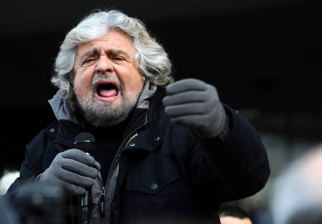 Após o Partido Democrático (PD), de centro-esquerda, mais uma legenda política italiana se pronunciou contra a prisão do ex-presidente Luiz Inácio Lula da Silva. O fundador do antissistema Movimento 5 Estrelas (M5S), Beppe Grillo, afirmou nesta terça-feira (10) que o petista é alvo de "perseguição" e denunciou um "golpe de Estado" no Brasil; "Luiz Inácio Lula da Silva, ex-presidente do Brasil, símbolo de esperança, coragem e honestidade, preso por não ter cometido nenhum crime", diz Grillo (Foto: Aquiles Lins) Após o Partido Democrático (PD), de centro-esquerda, mais uma legenda política italiana se pronunciou contra a prisão do ex-presidente Luiz Inácio Lula da Silva. O fundador do antissistema Movimento 5 Estrelas (M5S), Beppe Grillo, afirmou nesta terça-feira (10) que o petista é alvo de "perseguição" e denunciou um "golpe de Estado" no Brasil; "Luiz Inácio Lula da Silva, ex-presidente do Brasil, símbolo de esperança, coragem e honestidade, preso por não ter cometido nenhum crime", diz Grillo