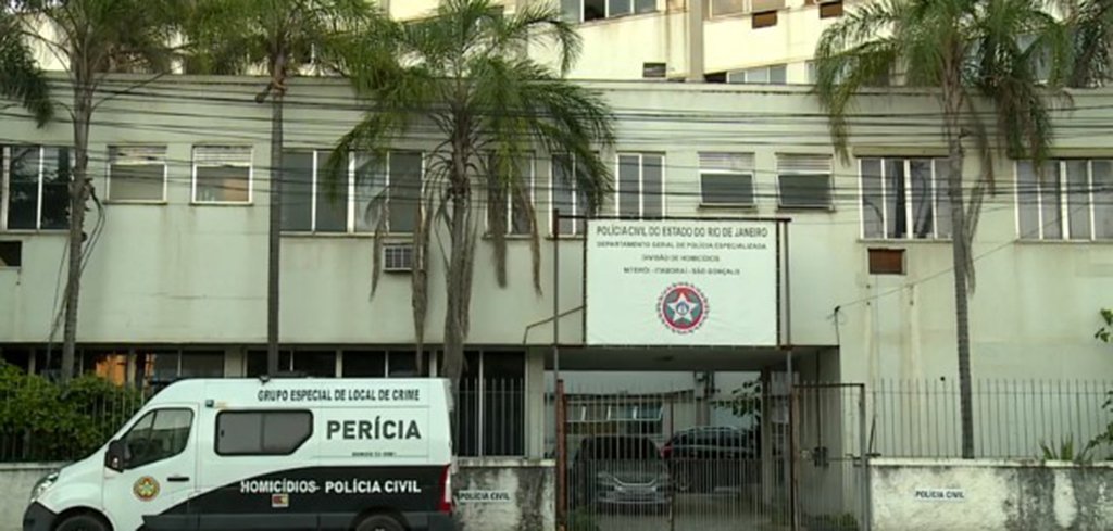 A titular da Divisão de Homicídios de Niterói e São Gonçalo, delegada Bárbara Lomba, na manhã desta segunda-feira (26) informou que os cinco jovens assassinados, em Maricá, foram vítimas da ação de milicianos que agem na região; eles foram mortos a tiros dentro do Conjunto Residencial Carlos Marighella, unidade do programa "Minha casa, minha vida", em Itaipuaçu, um dos distritos da cidade (Foto: Leonardo Lucena) A titular da Divisão de Homicídios de Niterói e São Gonçalo, delegada Bárbara Lomba, na manhã desta segunda-feira (26) informou que os cinco jovens assassinados, em Maricá, foram vítimas da ação de milicianos que agem na região; eles foram mortos a tiros dentro do Conjunto Residencial Carlos Marighella, unidade do programa "Minha casa, minha vida", em Itaipuaçu, um dos distritos da cidade