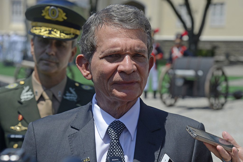 Rio de Janeiro - O ministro interino da Defesa, General Joaquim Silva e Luna durante entrega medalhas de Mérito Desportivo Militar no Comando-Geral do Corpo de Fuzileiros Navais (Tomaz Silva/Agência Brasil) (Foto: Leonardo Lucena) Rio de Janeiro - O ministro interino da Defesa, General Joaquim Silva e Luna durante entrega medalhas de Mérito Desportivo Militar no Comando-Geral do Corpo de Fuzileiros Navais (Tomaz Silva/Agência Brasil)