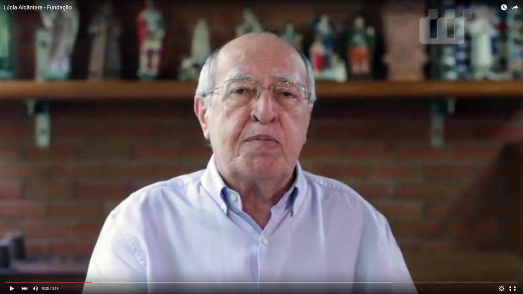 O ex-governador Lúcio Alcântara deixou o PR e deverá se refiliar ao PSDB, partido do qual saiu em 2007, após a derrota na disputa da sua reeleição, quando não teve o apoio dos principais caciques tucanos. Com a mudança no comando do PR e adesão à base do governador Camilo Santana, Lúcio Alcântara, optou por deixar o partido. O ato de filiação está marcado para amanhã (5), em Maracanaú, quando haverá ainda a filiação do ex-prefeito, Roberto Pessoa, que também deixa o PR. Lúcio é um dos nomes cotados pela oposição ao governador Camilo Santana, para uma das vagas ao Senado Federal (Foto: Fatima 247) O ex-governador Lúcio Alcântara deixou o PR e deverá se refiliar ao PSDB, partido do qual saiu em 2007, após a derrota na disputa da sua reeleição, quando não teve o apoio dos principais caciques tucanos. Com a mudança no comando do PR e adesão à base do governador Camilo Santana, Lúcio Alcântara, optou por deixar o partido. O ato de filiação está marcado para amanhã (5), em Maracanaú, quando haverá ainda a filiação do ex-prefeito, Roberto Pessoa, que também deixa o PR. Lúcio é um dos nomes cotados pela oposição ao governador Camilo Santana, para uma das vagas ao Senado Federal