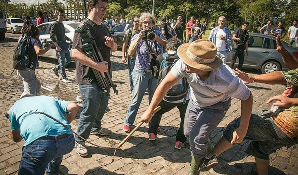 "A Caravana Sul, liderada por Lula, ontem foi bloqueada por milícias fascistas e impedida de entrar em Passo Fundo. Não é justo e imprescindível que os partidos de esquerda, a começar pelo PT, e os movimentos sociais estejam organizados para se defender do fascismo e impedi-lo de violar as liberdades democráticas? Não é direito das forças populares assegurarem, por seus próprios meios, o direito de manifestação e organização? Não é moral e politicamente necessário que a violência fascista seja detida e derrotada por quem empunha a bandeira vermelha, atropelando as barricadas dos inimigos da democracia?", questiona o colunista Breno Altman (Foto: Breno Altman) "A Caravana Sul, liderada por Lula, ontem foi bloqueada por milícias fascistas e impedida de entrar em Passo Fundo. Não é justo e imprescindível que os partidos de esquerda, a começar pelo PT, e os movimentos sociais estejam organizados para se defender do fascismo e impedi-lo de violar as liberdades democráticas? Não é direito das forças populares assegurarem, por seus próprios meios, o direito de manifestação e organização? Não é moral e politicamente necessário que a violência fascista seja detida e derrotada por quem empunha a bandeira vermelha, atropelando as barricadas dos inimigos da democracia?", questiona o colunista Breno Altman