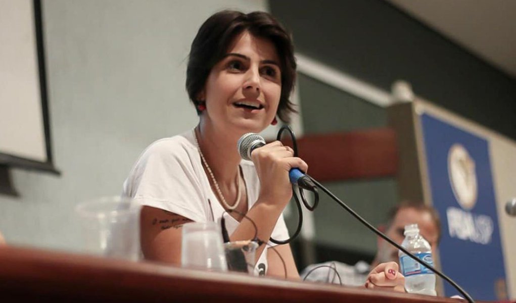 Pré-candidata à Presidência pelo PCdoB, Manuela D'Ávila avaliou nesta sexta-feira, 27, em entrevista à CBN, que a direita está mais fragmentada do que a esquerda atualmente; "Hoje, os nossos problemas são menores do que os do outro lado. O lado de lá tem muitas candidaturas e não consegue situar nenhuma de forma competitiva", disse, lembrando das últimas pesquisas da somatória dos candidatos da esquerda que pontuam; "Estamos avançado no que há de mais importante que é o programa" (Foto: Aquiles Lins) Pré-candidata à Presidência pelo PCdoB, Manuela D'Ávila avaliou nesta sexta-feira, 27, em entrevista à CBN, que a direita está mais fragmentada do que a esquerda atualmente; "Hoje, os nossos problemas são menores do que os do outro lado. O lado de lá tem muitas candidaturas e não consegue situar nenhuma de forma competitiva", disse, lembrando das últimas pesquisas da somatória dos candidatos da esquerda que pontuam; "Estamos avançado no que há de mais importante que é o programa"