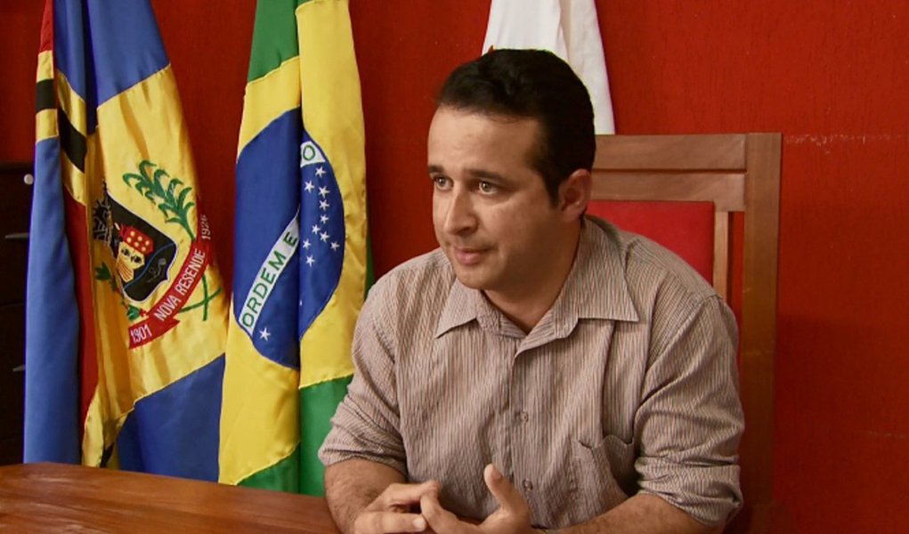 O prefeito de Nova Resende, Celson José de Oliveira (PT), foi encontrado morto com uma corda no pescoço na sede de uma rádio comunitária, onde apresentava um programa; as circunstâncias da morte e quem encontrou o corpo estão sendo investigadas; peritos foram ao local, mas ainda não é possível afirmar a causa da morte; Celson foi eleito pela primeira vez em 2012 e reeleito em 2016, com mais de 63% dos votos; no lugar dele assume o vice, José Roberto Rodrigues (PT do B) (Foto: Voney Malta) O prefeito de Nova Resende, Celson José de Oliveira (PT), foi encontrado morto com uma corda no pescoço na sede de uma rádio comunitária, onde apresentava um programa; as circunstâncias da morte e quem encontrou o corpo estão sendo investigadas; peritos foram ao local, mas ainda não é possível afirmar a causa da morte; Celson foi eleito pela primeira vez em 2012 e reeleito em 2016, com mais de 63% dos votos; no lugar dele assume o vice, José Roberto Rodrigues (PT do B)