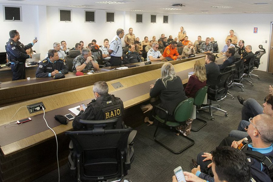 A Polícia Militar terá reforço no efetivo em Fortaleza, Região Metropolitana e em 97 municípios do Interior do Estado. Todas as 27 delegacias 24 horas do Estado funcionarão em regime de plantão. Ao todo, serão empregados 1.680 agentes da segurança pública diariamente para reforçar o policiamento e resgate nos municípios cearenses e nas estradas estaduais, com o apoio do efetivo do Batalhão de Policiamento Rodoviário Estadual (BPRE) e do Departamento Estadual de Trânsito do Ceará (Detran-CE). Os detalhes da Operação, planejada pela Secretaria de Segurança, foram apresentados ontem ao governador Camilo Santana (Foto: Fatima 247) A Polícia Militar terá reforço no efetivo em Fortaleza, Região Metropolitana e em 97 municípios do Interior do Estado. Todas as 27 delegacias 24 horas do Estado funcionarão em regime de plantão. Ao todo, serão empregados 1.680 agentes da segurança pública diariamente para reforçar o policiamento e resgate nos municípios cearenses e nas estradas estaduais, com o apoio do efetivo do Batalhão de Policiamento Rodoviário Estadual (BPRE) e do Departamento Estadual de Trânsito do Ceará (Detran-CE). Os detalhes da Operação, planejada pela Secretaria de Segurança, foram apresentados ontem ao governador Camilo Santana