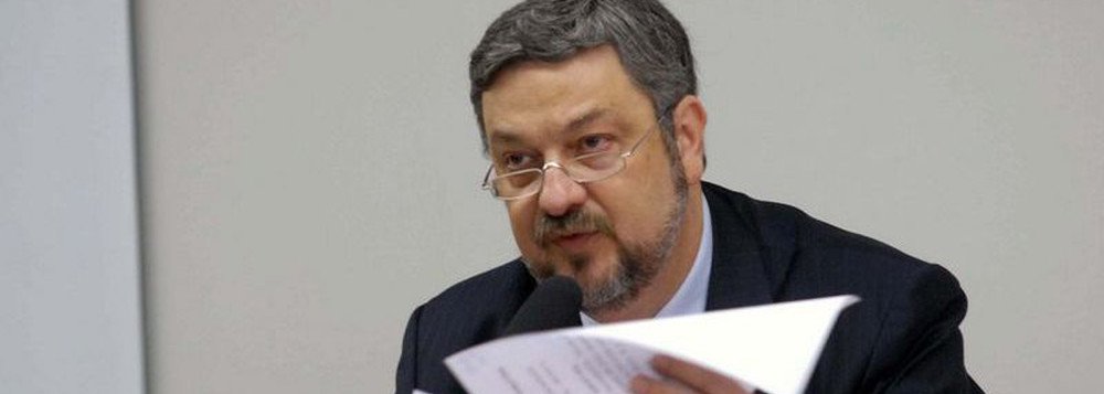 A defesa do ex-ministro da Fazenda Antônio Palocci desistiu do pedido feito para que seu habeas corpus seja julgado no próximo dia 4 de abril, mesma data em que foi marcado o julgamento de um pedido de liberdade preventivo do ex-presidente Lula; os advogados argumentaram ter "prioridade absoluta" sobre Lula, uma vez que Palocci está preso preventivamente desde setembro de 2016 no âmbito da Operação Lava Jato, enquanto o ex-presidente encontra-se solto (Foto: Leonardo Lucena) A defesa do ex-ministro da Fazenda Antônio Palocci desistiu do pedido feito para que seu habeas corpus seja julgado no próximo dia 4 de abril, mesma data em que foi marcado o julgamento de um pedido de liberdade preventivo do ex-presidente Lula; os advogados argumentaram ter "prioridade absoluta" sobre Lula, uma vez que Palocci está preso preventivamente desde setembro de 2016 no âmbito da Operação Lava Jato, enquanto o ex-presidente encontra-se solto