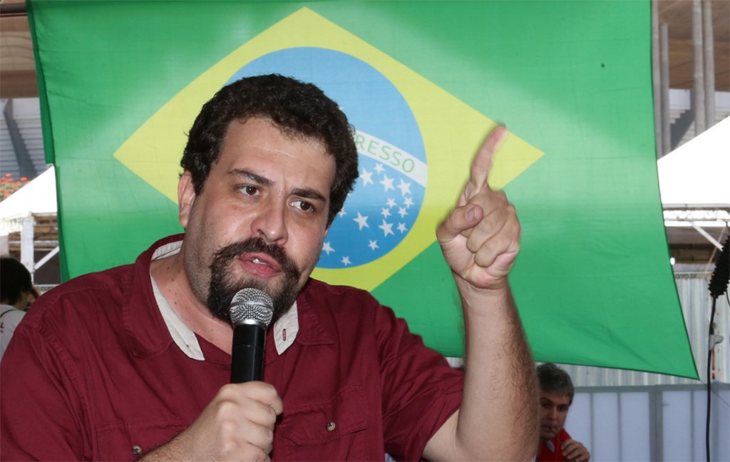 O coordenador nacional do MTST e pré-candidato à presidência pelo Psol, Guilherme Boulos, também avalia que o País está em uma "encruzilhada" histórica e "não é possível se omitir"; "O MTST entendeu que era o momento de ocupar a política também", afirma; "Na situação em que estamos hoje não tem espaço para se avançar um milímetro em conquistas sociais, em avanços de direitos, em políticas públicas, sem enfrentar os privilégios do 1%. É preciso regular o sistema bancário" (Foto: Leonardo Lucena) O coordenador nacional do MTST e pré-candidato à presidência pelo Psol, Guilherme Boulos, também avalia que o País está em uma "encruzilhada" histórica e "não é possível se omitir"; "O MTST entendeu que era o momento de ocupar a política também", afirma; "Na situação em que estamos hoje não tem espaço para se avançar um milímetro em conquistas sociais, em avanços de direitos, em políticas públicas, sem enfrentar os privilégios do 1%. É preciso regular o sistema bancário"