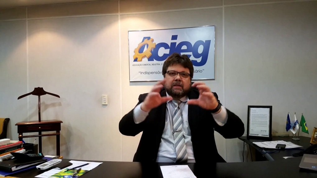 “Condenamos veementemente o uso do nome da entidade com o intuito de confundir a opinião pública por meio de pesquisas falsas, não contratadas ou feitas por nós”, destaca a nota assinada pelo presidente Euclides Barbo Siqueira; na nota, a Acieg também enfatiza que qualquer tipo de pesquisa eleitoral contratada pela associação “será amplamente e devidamente divulgada pela entidade em seus meios de comunicação oficiais. Seguimos firmes no respeito à democracia e ao debate político em Goiás e no Brasil”, diz a nota; na pesquisa falsa, Caiado apareceu liderando a corrida para o governo com 54% (Foto: José Barbacena) “Condenamos veementemente o uso do nome da entidade com o intuito de confundir a opinião pública por meio de pesquisas falsas, não contratadas ou feitas por nós”, destaca a nota assinada pelo presidente Euclides Barbo Siqueira; na nota, a Acieg também enfatiza que qualquer tipo de pesquisa eleitoral contratada pela associação “será amplamente e devidamente divulgada pela entidade em seus meios de comunicação oficiais. Seguimos firmes no respeito à democracia e ao debate político em Goiás e no Brasil”, diz a nota; na pesquisa falsa, Caiado apareceu liderando a corrida para o governo com 54%