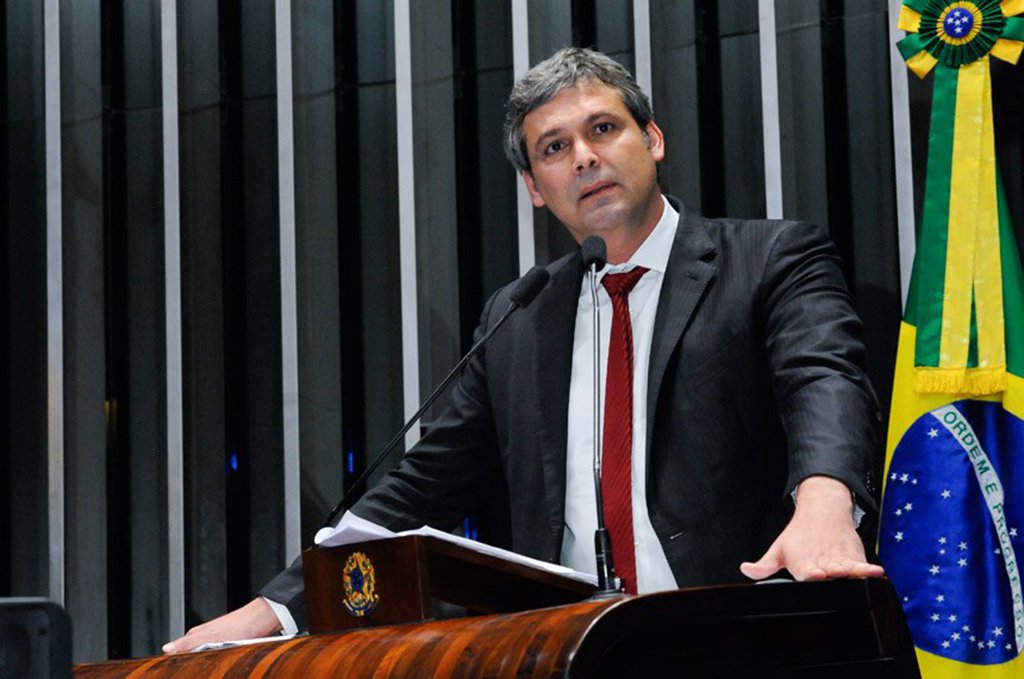 O senador Lindbergh Farias (PT-RJ) questionou declaração do colunista Ricardo Noblat dizendo que "um ministro muito próximo do presidente Michel Temer duvida que haja eleições em outubro próximo. Acha que o agravamento do quadro de tensão política no país não permitirá"; "Que especulação é essa? O agravamento da tensão interna é reflexo justamente da ruptura democrática e do aprofundamento do golpe! Esse roteiro já foi executado no Brasil e originou uma Ditadura", disse o senador (Foto: Leonardo Lucena) O senador Lindbergh Farias (PT-RJ) questionou declaração do colunista Ricardo Noblat dizendo que "um ministro muito próximo do presidente Michel Temer duvida que haja eleições em outubro próximo. Acha que o agravamento do quadro de tensão política no país não permitirá"; "Que especulação é essa? O agravamento da tensão interna é reflexo justamente da ruptura democrática e do aprofundamento do golpe! Esse roteiro já foi executado no Brasil e originou uma Ditadura", disse o senador