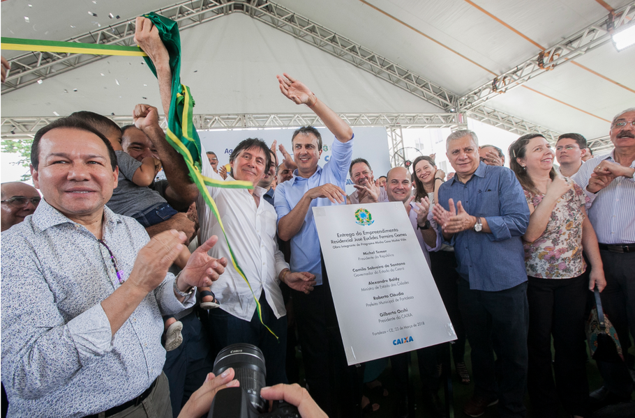 Ao lado do prefeito de Fortaleza, Roberto Cláudio (PDT), e do presidente do Senado, Eunício Oliveira (MDB), o governador Camilo Santana (PT) realizou, neta sexta-feira (23), a entrega de 944 apartamentos do residencial José Euclides Ferreira Gomes, no bairro Jangurussu. "Neste momento, Fortaleza tem a maior quantidade de construção de habitação popular. São vários empreendimentos em andamento e sendo entregues. Aqui é a terceira etapa do José Euclides, que representa quase 3 mil unidades. É praticamente uma cidade de pequeno porte do Ceará, com toda a infraestrutura de saneamento, lazer, com ações sociais, escola, creche", declarou Camilo (Foto: Rodrigo Rocha) Ao lado do prefeito de Fortaleza, Roberto Cláudio (PDT), e do presidente do Senado, Eunício Oliveira (MDB), o governador Camilo Santana (PT) realizou, neta sexta-feira (23), a entrega de 944 apartamentos do residencial José Euclides Ferreira Gomes, no bairro Jangurussu. "Neste momento, Fortaleza tem a maior quantidade de construção de habitação popular. São vários empreendimentos em andamento e sendo entregues. Aqui é a terceira etapa do José Euclides, que representa quase 3 mil unidades. É praticamente uma cidade de pequeno porte do Ceará, com toda a infraestrutura de saneamento, lazer, com ações sociais, escola, creche", declarou Camilo