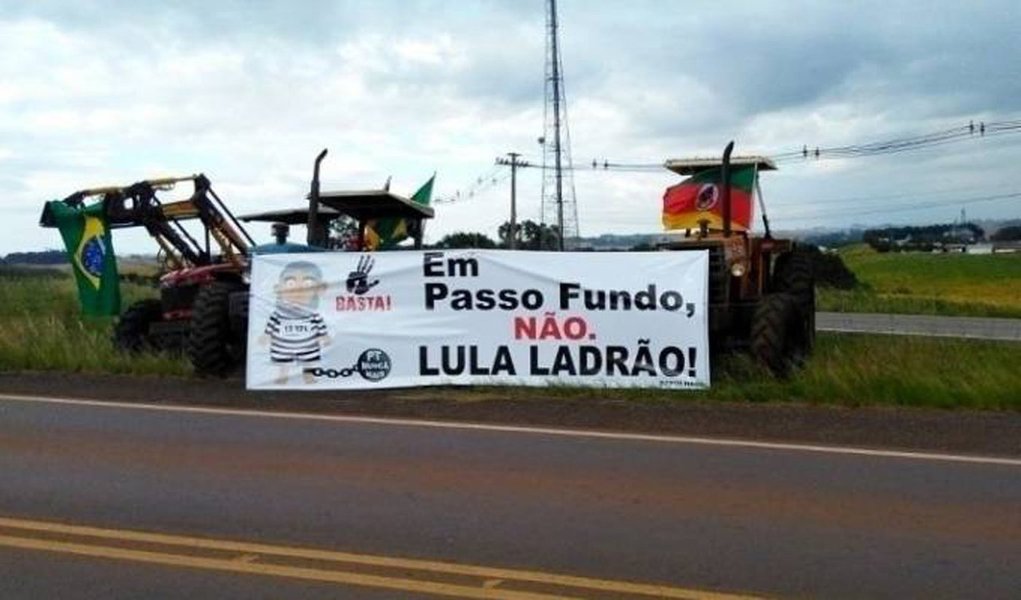 Desde o início da caravana no Rio Grande do Sul, em Bagé, grupelhos armados de pedra, porretes e até armas de fogo de tudo fizeram para intimidar os militantes e a população das cidades por onde Lula passou no estado. Ônibus e carros do comboio do ex-presidente foram apedrejados (Foto: Bepe Damasco) Desde o início da caravana no Rio Grande do Sul, em Bagé, grupelhos armados de pedra, porretes e até armas de fogo de tudo fizeram para intimidar os militantes e a população das cidades por onde Lula passou no estado. Ônibus e carros do comboio do ex-presidente foram apedrejados