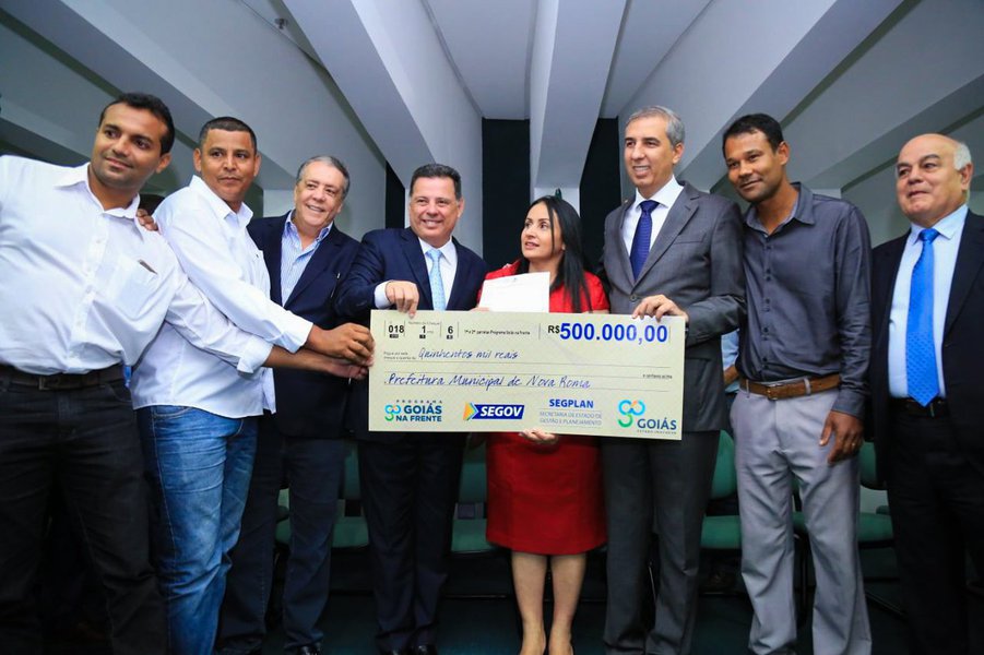 Ao repassar, na tarde de hoje, mais R$ 11,4 milhões do programa Goiás na Frente a 32 municípios, o governador José Eliton ressaltou que o principal objetivo de sua gestão e também do programa é atender a população goiana em todo o estado; “Nossa obstinação é atender as pessoas. A nós não interessa se determinada obra é obrigação do município e não do estado, o que interessa é a pessoa que está precisando. O que for necessário para que respiremos modernidade, prosperidade e esperança, faremos”, afirmou; com o repasse de hoje, o Goiás na Frente já destinou R$ 102,47 milhões a 187 municípios - 76% das cidades goianas (Foto: José Barbacena) Ao repassar, na tarde de hoje, mais R$ 11,4 milhões do programa Goiás na Frente a 32 municípios, o governador José Eliton ressaltou que o principal objetivo de sua gestão e também do programa é atender a população goiana em todo o estado; “Nossa obstinação é atender as pessoas. A nós não interessa se determinada obra é obrigação do município e não do estado, o que interessa é a pessoa que está precisando. O que for necessário para que respiremos modernidade, prosperidade e esperança, faremos”, afirmou; com o repasse de hoje, o Goiás na Frente já destinou R$ 102,47 milhões a 187 municípios - 76% das cidades goianas