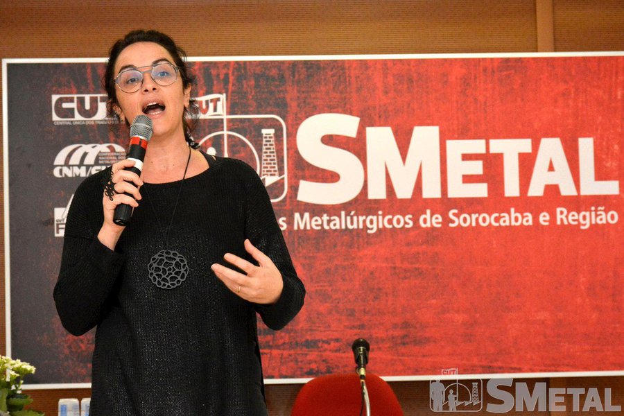 A filósofa e escritora Marcia Tiburi, atualmente um dos maiores nomes do feminismo no País, deu entrevista ao imprensa SMetal, do Sindicato dos Metalúrgicos de Sorocaba e Região, e criticou a falta de vergonha da brutalidade fascista que está ainda mais explícita; "Nosso momento é ainda mais perigoso do que era em 2015 e, certamente, daqui a um a três anos, se nós não interrompermos esse processo de fascistização da sociedade, talvez estejamos numa situação ainda pior", diz ela (Foto: Aquiles Lins) A filósofa e escritora Marcia Tiburi, atualmente um dos maiores nomes do feminismo no País, deu entrevista ao imprensa SMetal, do Sindicato dos Metalúrgicos de Sorocaba e Região, e criticou a falta de vergonha da brutalidade fascista que está ainda mais explícita; "Nosso momento é ainda mais perigoso do que era em 2015 e, certamente, daqui a um a três anos, se nós não interrompermos esse processo de fascistização da sociedade, talvez estejamos numa situação ainda pior", diz ela