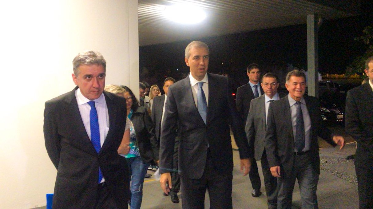 Na participação especial no Roda de Entrevista, na nova TBC, o governador José Eliton afirmou que o processo de reformulação da nova TBC é impressionante e que mudanças implantadas pelo presidente João Bosco Bittencourt e servidores da emissora de televisão e da RBC colocam os veículos na liderança de qualidade na produção jornalística de Goiás e do Brasil. “As emissoras passam por um processo de reformulação impressionante”, afirmou José Eliton durante o jornalístico, transmitido ao vivo. (Foto: José Barbacena) Na participação especial no Roda de Entrevista, na nova TBC, o governador José Eliton afirmou que o processo de reformulação da nova TBC é impressionante e que mudanças implantadas pelo presidente João Bosco Bittencourt e servidores da emissora de televisão e da RBC colocam os veículos na liderança de qualidade na produção jornalística de Goiás e do Brasil. “As emissoras passam por um processo de reformulação impressionante”, afirmou José Eliton durante o jornalístico, transmitido ao vivo.
