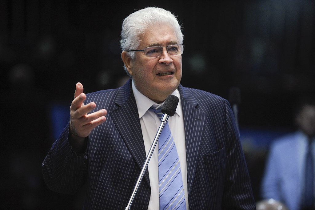 Em vídeo, o senador Roberto Requião (MDB-PR) afirma que os protestos serão contra o entreguismo e a precarização do trabalho; segundo o congressista, nas mobilizações será exigido que "nas próximas eleições o presidente eleito seja o que vai convocar um referendo revogatório" contra as medidas do governo Michel Temer, que está transformando o Brasil em um País de "segunda categoria"; "Teremos o maior primeiro de maio da história do País"; assista (Foto: Leonardo Lucena) Em vídeo, o senador Roberto Requião (MDB-PR) afirma que os protestos serão contra o entreguismo e a precarização do trabalho; segundo o congressista, nas mobilizações será exigido que "nas próximas eleições o presidente eleito seja o que vai convocar um referendo revogatório" contra as medidas do governo Michel Temer, que está transformando o Brasil em um País de "segunda categoria"; "Teremos o maior primeiro de maio da história do País"; assista