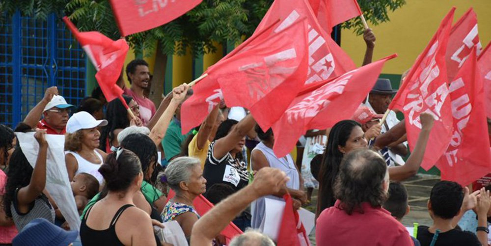 A Caravana Lula Livre visitou 22 municípios em quatro dias; para a senadora Regina Sousa, o posicionamento do Partido dos Trabalhadores é manter a candidatura de Lula. "Não temos plano B. Nosso plano é Lula"; o presidente do PT do Piauí, Assis Carvalho, disse que é constante o pedido do povo para que ele leve ao conhecimento do ex-presidente Lula palavras de força, fé e carinho (Foto: Voney Malta) A Caravana Lula Livre visitou 22 municípios em quatro dias; para a senadora Regina Sousa, o posicionamento do Partido dos Trabalhadores é manter a candidatura de Lula. "Não temos plano B. Nosso plano é Lula"; o presidente do PT do Piauí, Assis Carvalho, disse que é constante o pedido do povo para que ele leve ao conhecimento do ex-presidente Lula palavras de força, fé e carinho