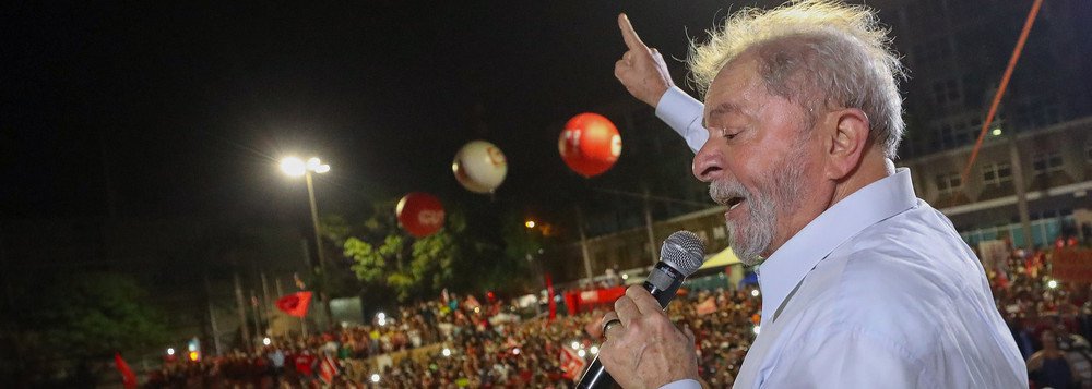 As ações da juíza Carolina Lebbos, da 12ª Vara de Execuções Penais de Curitiba, com o constrangimento para brasileiros, aqui e no exterior, desprezando a mais comezinha regra de direito e de humanidade, colocam Lula na solitária, a caminho da morte. Nem lhe é facultada a visita de seu médico (Foto: Pedro Augusto Pinho) As ações da juíza Carolina Lebbos, da 12ª Vara de Execuções Penais de Curitiba, com o constrangimento para brasileiros, aqui e no exterior, desprezando a mais comezinha regra de direito e de humanidade, colocam Lula na solitária, a caminho da morte. Nem lhe é facultada a visita de seu médico