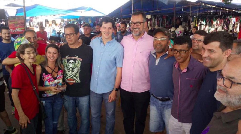 Pré-candidato a governador, Daniel Vilela (MDB) segue cumprindo extensa agenda visitas e reuniões políticas em Goiânia e no interior de Goiás; acompanhado do deputado Humberto Aidar (MDB), Daniel visitou no sábado,9, a Feira Hippie em Goiânia, a maior feira aberta da América Latina (Foto: José Barbacena) Pré-candidato a governador, Daniel Vilela (MDB) segue cumprindo extensa agenda visitas e reuniões políticas em Goiânia e no interior de Goiás; acompanhado do deputado Humberto Aidar (MDB), Daniel visitou no sábado,9, a Feira Hippie em Goiânia, a maior feira aberta da América Latina