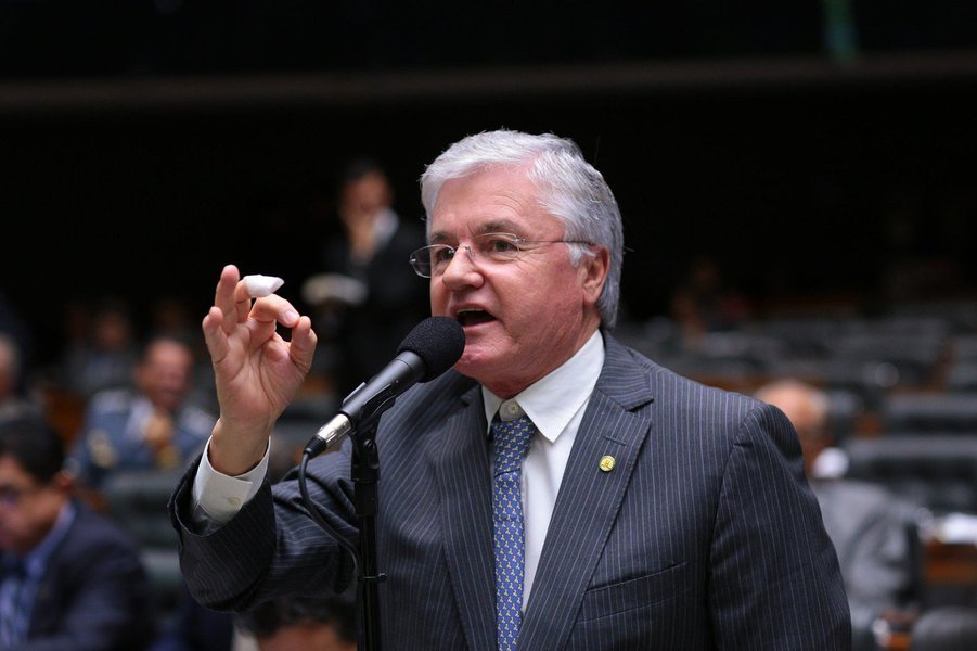 A PGR denunciou o deputado Valdir Rossoni (PSDB-PR) por peculato – por 15 vezes – devido à nomeação de “servidores fantasmas” para seu gabinete quando era deputado estadual no Paraná, entre 2003 e 2011. Rossoni está licenciado da Câmara dos Deputados para exercer o cargo de secretário-chefe da Casa Civil do estado; além do parlamentar, outras três pessoas foram denunciadas, entre elas o então chefe de gabinete de Rossoni, Altair Daru (Foto: Leonardo Lucena) A PGR denunciou o deputado Valdir Rossoni (PSDB-PR) por peculato – por 15 vezes – devido à nomeação de “servidores fantasmas” para seu gabinete quando era deputado estadual no Paraná, entre 2003 e 2011. Rossoni está licenciado da Câmara dos Deputados para exercer o cargo de secretário-chefe da Casa Civil do estado; além do parlamentar, outras três pessoas foram denunciadas, entre elas o então chefe de gabinete de Rossoni, Altair Daru