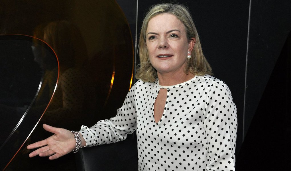 Em uma coletiva à imprensa nesta tarde, a presidente nacional do PT, senadora Gleisi Hoffmann (PR), afirmou que o julgamento do habeas corpus de Lula no STF retirou do ex-presidente o "direito à presunção de inocência", previsto na Constituição; "Lula segue candidato porque é inocente e, portanto, tem o direito a se candidatar", ressaltou; “Nós não aceitamos essa prisão, não como ela está estabelecida. Se ela acontecer será uma violência ao presidente. Essa é uma prisão política que vai expor o Brasil ao mundo", declarou; assista (Foto: Gisele Federicce) Em uma coletiva à imprensa nesta tarde, a presidente nacional do PT, senadora Gleisi Hoffmann (PR), afirmou que o julgamento do habeas corpus de Lula no STF retirou do ex-presidente o "direito à presunção de inocência", previsto na Constituição; "Lula segue candidato porque é inocente e, portanto, tem o direito a se candidatar", ressaltou; “Nós não aceitamos essa prisão, não como ela está estabelecida. Se ela acontecer será uma violência ao presidente. Essa é uma prisão política que vai expor o Brasil ao mundo", declarou; assista