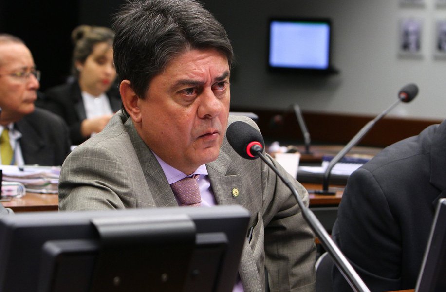 Deputado Wadih Damous (PT-RJ) afirma que "a irresponsável e ardilosa autorização dada pelo Supremo Tribunal Federal para que Moro determinasse a prisão do ex-presidente Lula, antes mesmo de esgotados os seus recursos legais contra uma decisão condenatória, vai muito além do caso concreto e coloca o Brasil na mais profunda barbárie social"; "O STF, que deveria ter como função a de corrigir e fazer cessar o arbítrio, tem optado, pela maioria dos seus membros, por referendá-lo" (Foto: Leonardo Lucena) www.brasil247.com - Deputado Wadih Damous (PT-RJ) afirma que "a irresponsável e ardilosa autorização dada pelo Supremo Tribunal Federal para que Moro determinasse a prisão do ex-presidente Lula, antes mesmo de esgotados os seus recursos legais contra uma decisão condenatória, vai muito além do caso concreto e coloca o Brasil na mais profunda barbárie social"; "O STF, que deveria ter como função a de corrigir e fazer cessar o arbítrio, tem optado, pela maioria dos seus membros, por referendá-lo"